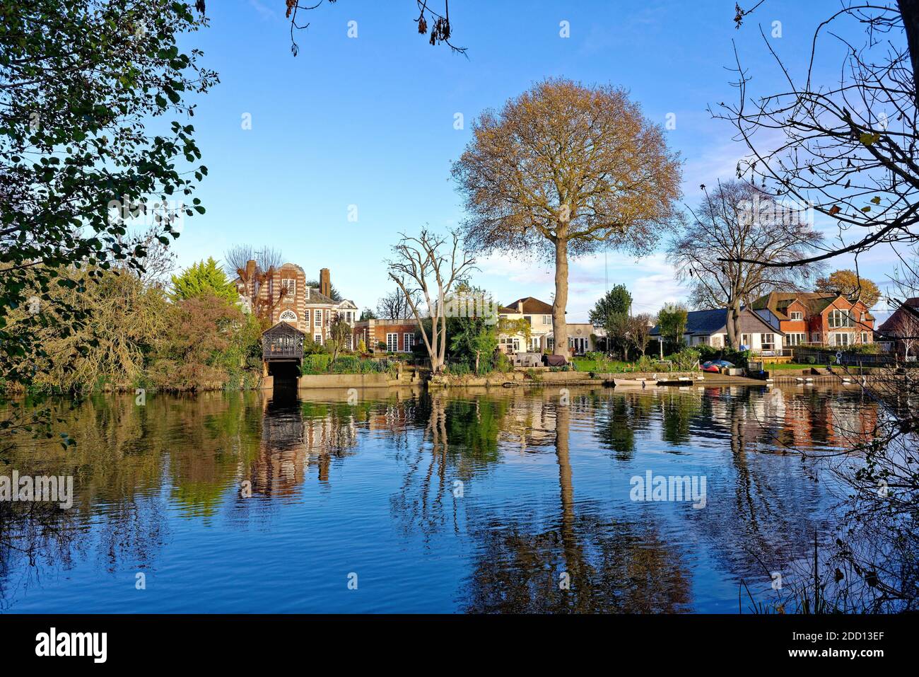 Riverside demeure près de la Tamise à Shepperton lors d'une journée hivernale ensoleillée, Surrey, Angleterre, Royaume-Uni Banque D'Images