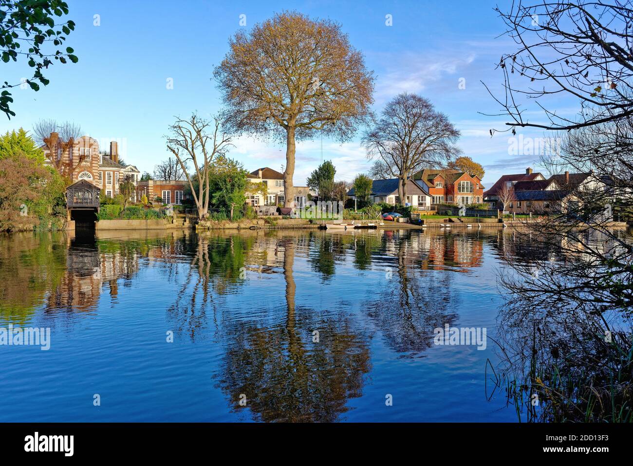 Riverside demeure près de la Tamise à Shepperton lors d'une journée hivernale ensoleillée, Surrey, Angleterre, Royaume-Uni Banque D'Images