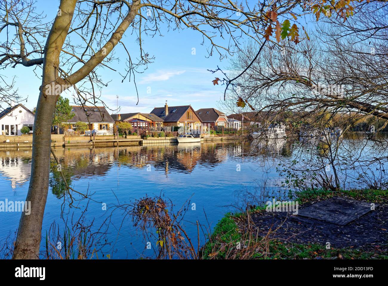 Riverside demeure près de la Tamise à Shepperton lors d'une journée hivernale ensoleillée, Surrey, Angleterre, Royaume-Uni Banque D'Images