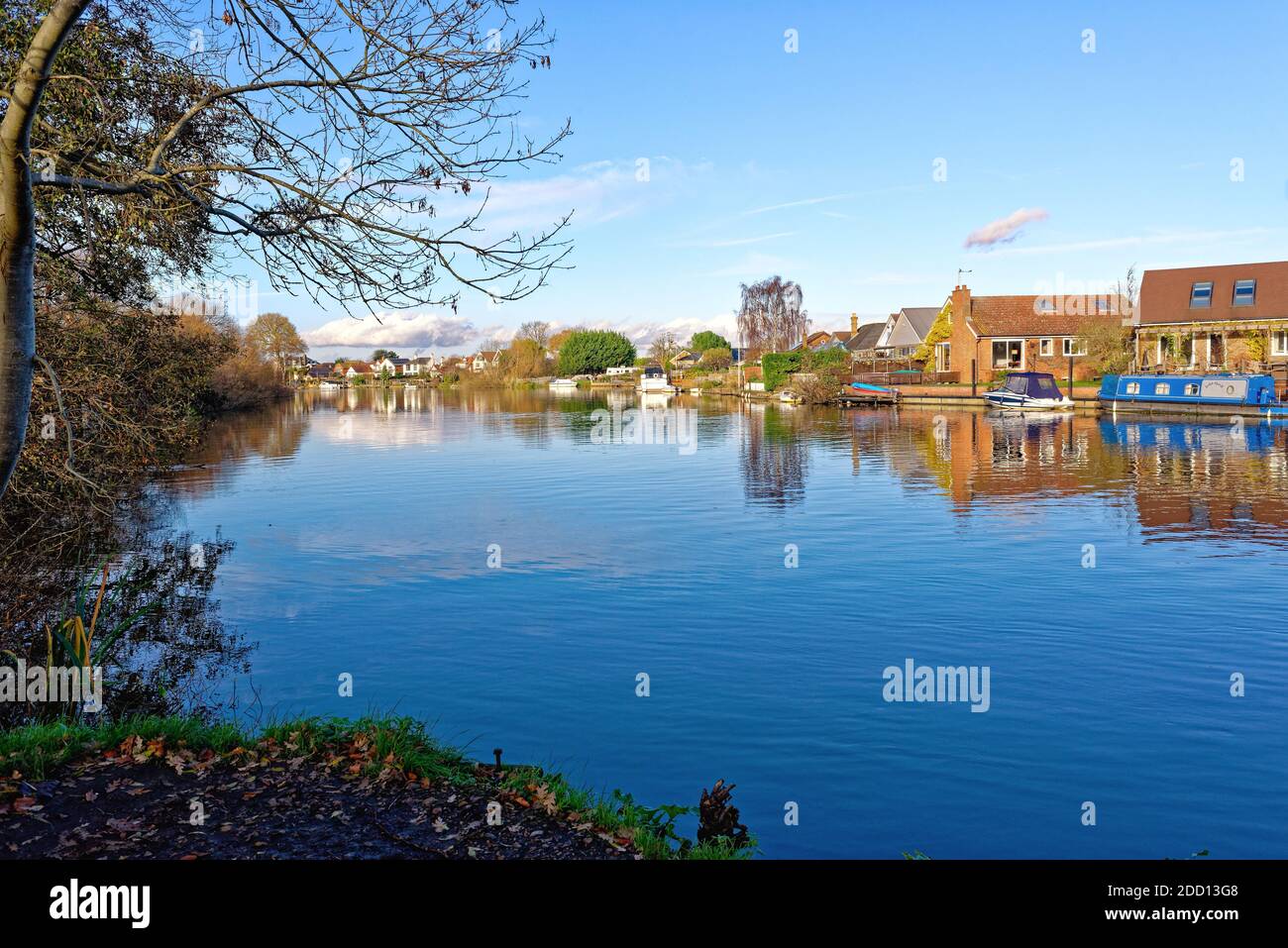 Riverside demeure près de la Tamise à Shepperton lors d'une journée hivernale ensoleillée, Surrey, Angleterre, Royaume-Uni Banque D'Images