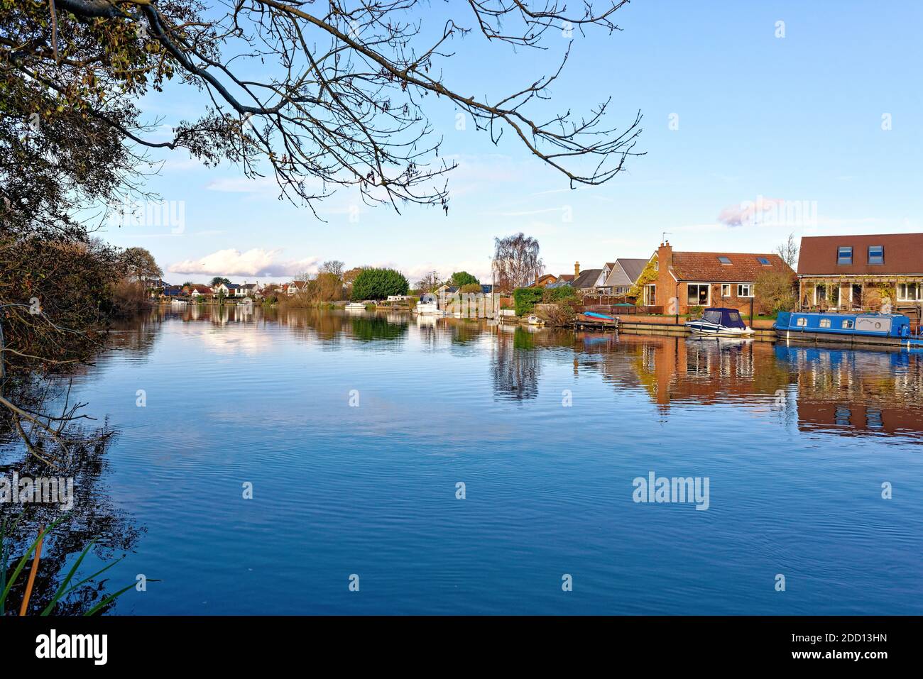 Riverside demeure près de la Tamise à Shepperton lors d'une journée hivernale ensoleillée, Surrey, Angleterre, Royaume-Uni Banque D'Images