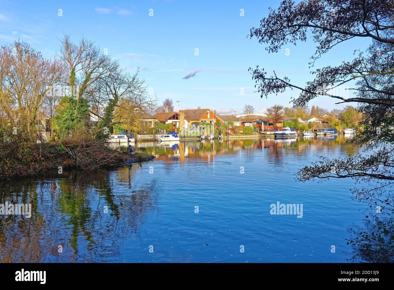 Riverside demeure près de la Tamise à Shepperton lors d'une journée hivernale ensoleillée, Surrey, Angleterre, Royaume-Uni Banque D'Images