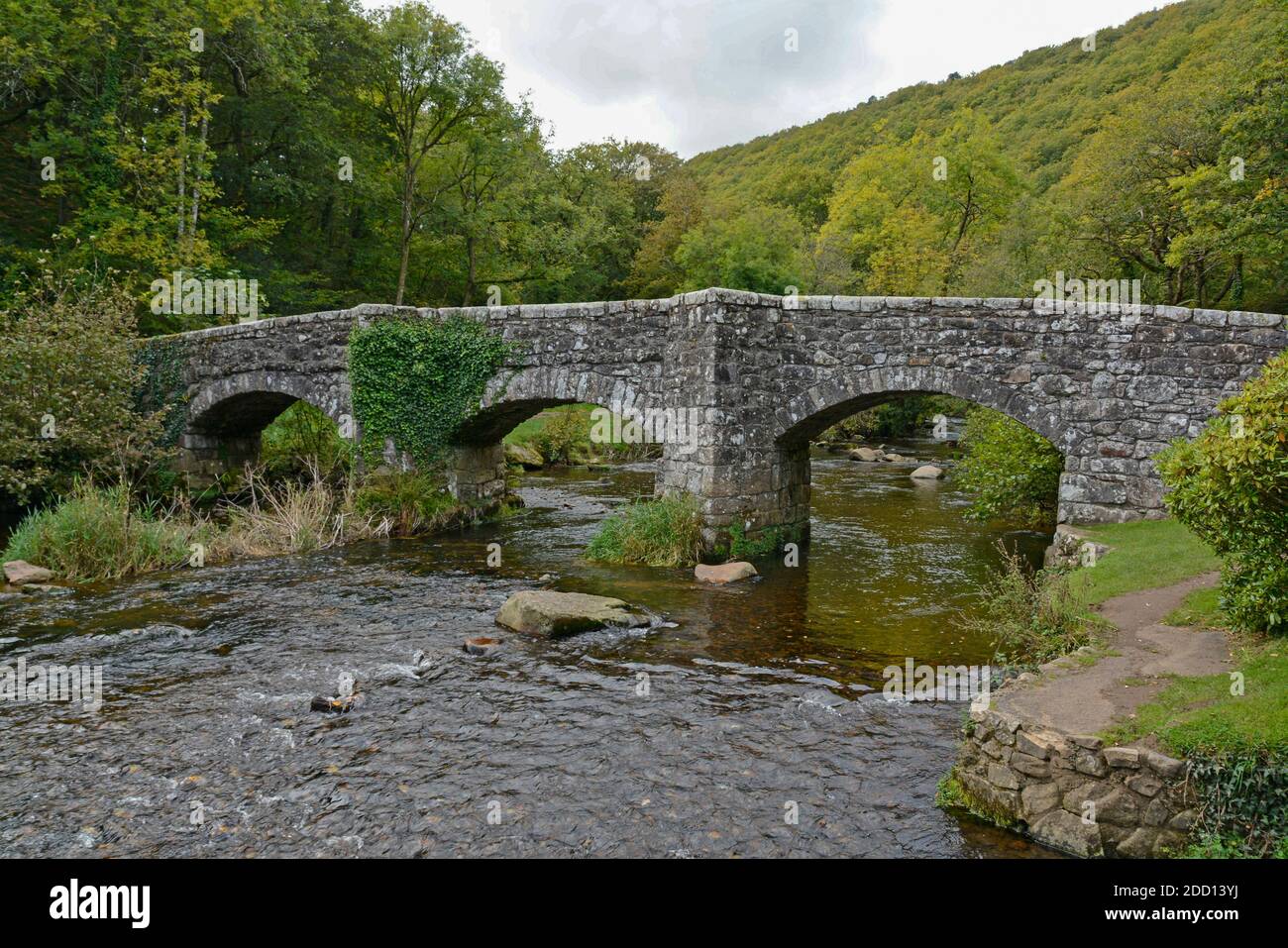 Fingle Bridge de l'autre côté de la rivière Teign, Dartmoor, Devon Banque D'Images