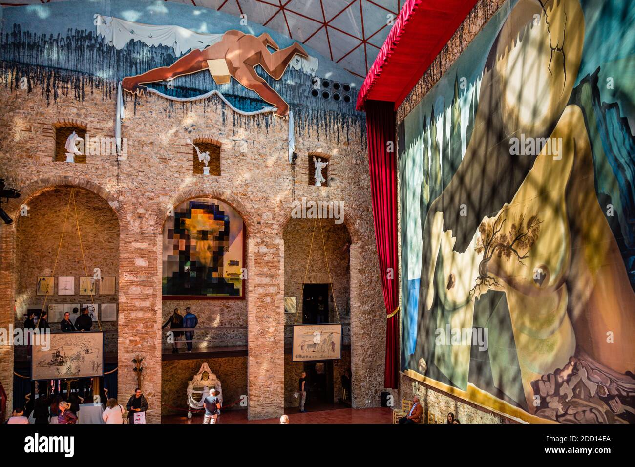 Musée Salvador Dalí à Figueres, Espagne. Salvador Dali a transformé le vieux théâtre en musée pendant sa vie. Il a organisé ses funérailles au centre de l'ancienne scène de théâtre. Aujourd'hui, les visiteurs se promènent à travers le sol en pierre rouge et découvrent par hasard la dalle sur la tombe de Dali Banque D'Images