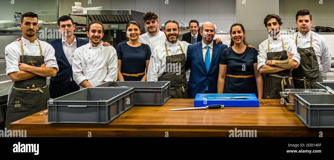 Cuisine et équipe de service à l'Hôtel Alàbriga, Sant Feliu de Guíxols, Espagne Banque D'Images