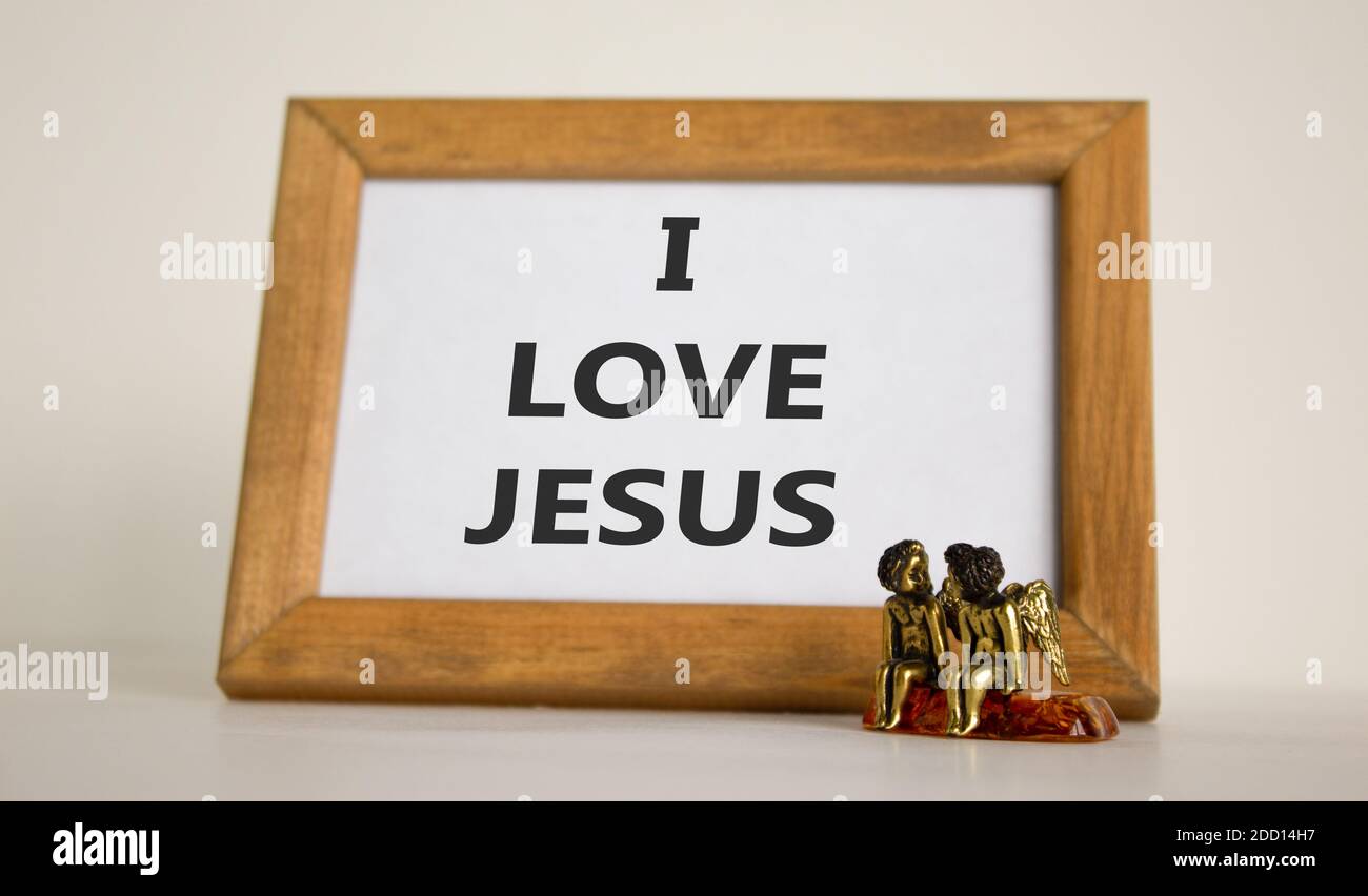 Cadre photo en bois avec inscription « I love Jesus » sur un magnifique  fond blanc. Deux Angeles en bronze sur la table. Copier l'espace Photo  Stock - Alamy