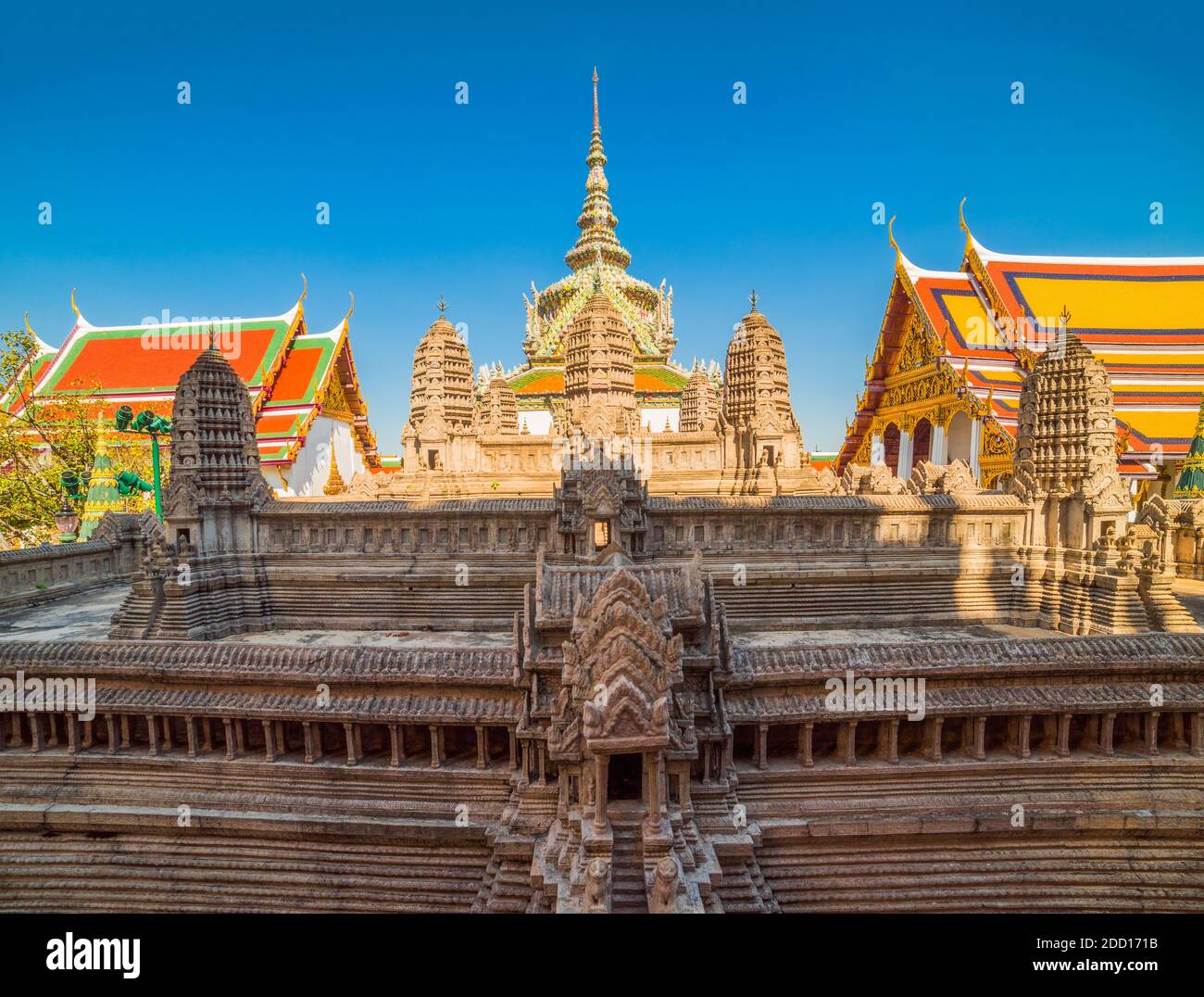 Modèle d'Angkor Wat avec Phra Sawet Kudakhan Wihan Yot à Wat Phra Kaew (Temple du Bouddha d'Émeraude) dans la zone du Grand Palais à Bangkok, en Thaïlande Banque D'Images