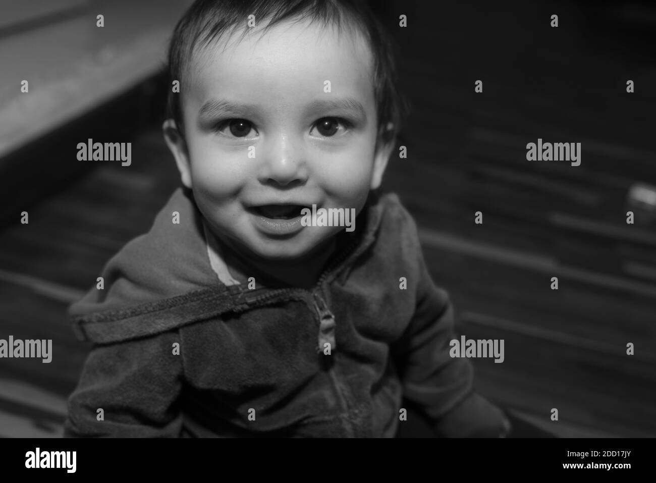 Une vue de dessus de près d'un bébé afro-américain mignon se tenir debout et sourire à la caméra Banque D'Images