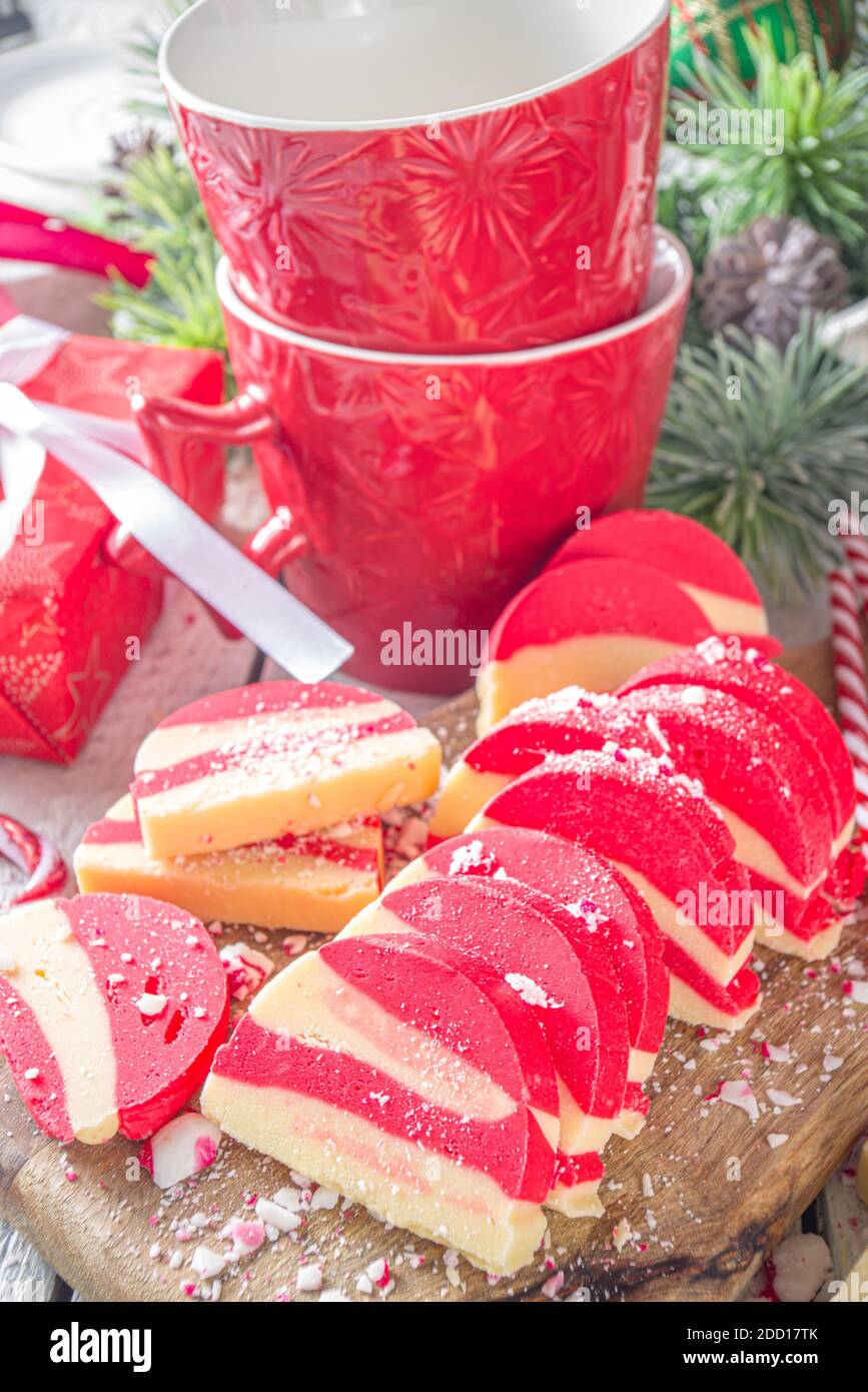 Biscuits à la menthe poivrée faits maison, salami au chocolat au velours blanc et rouge avec biscuits et noisettes. Bonbons de Noël à motif Candy Cane Banque D'Images