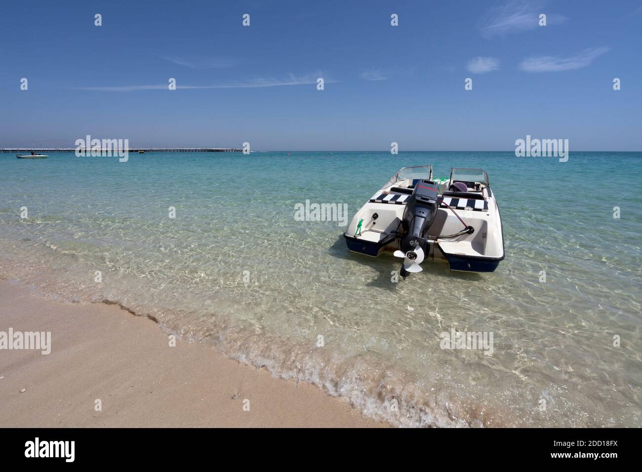 Bateau à moteur en mer près de la plage Banque D'Images Bateau à moteur en mer près de la plage Banque D'Images