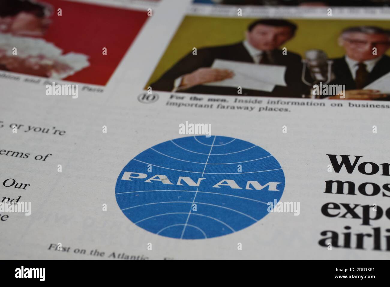 Viersen, Allemagne - 9. Mai 2020: Gros plan de la publicité de la compagnie aérienne américaine Pan Am dans le magazine vintage des années soixante Banque D'Images