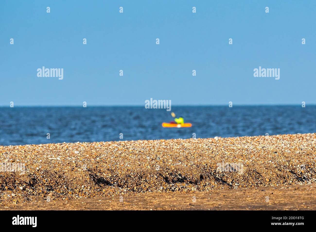 Canoéiste hors foyer au large de la plage de Snettisham pendant le deuxième confinement du coronavirus en novembre 2020. Banque D'Images