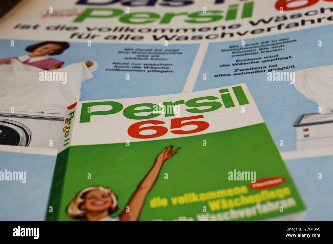 Viersen, Allemagne - 9. Mai 2020: Gros plan de la publicité de l'agent de lavage Persil 65 dans le magazine vintage des années soixante Banque D'Images