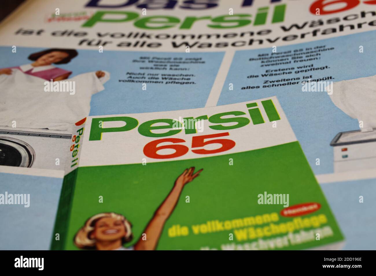 Viersen, Allemagne - 9. Mai 2020: Gros plan de la publicité de l'agent de lavage Persil 65 dans le magazine vintage des années soixante Banque D'Images