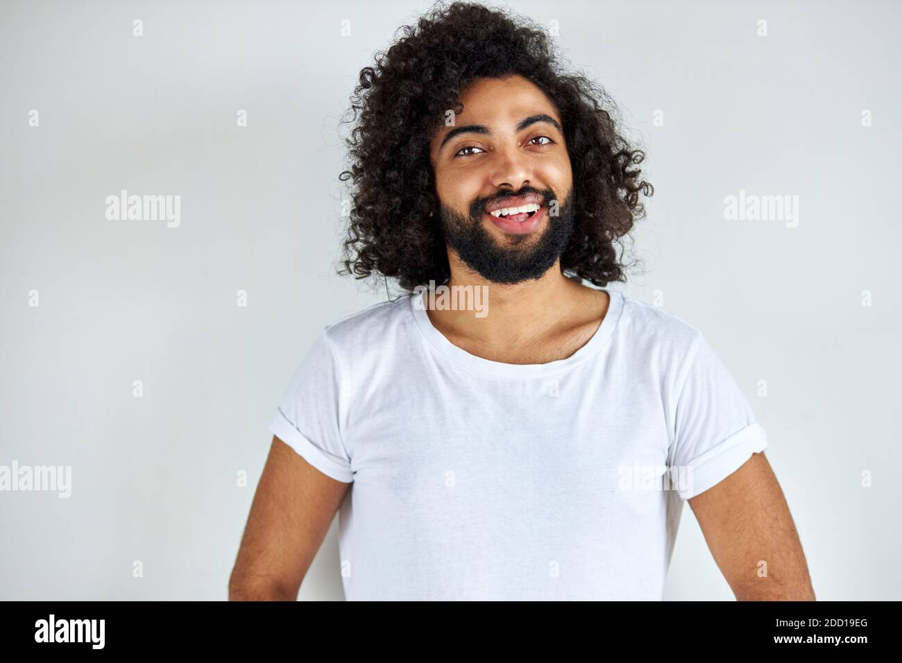un homme arabe indien agréable en chemise regardant l'appareil photo, a un regard amical, un gars ouvert d'esprit isolé sur fond blanc Banque D'Images