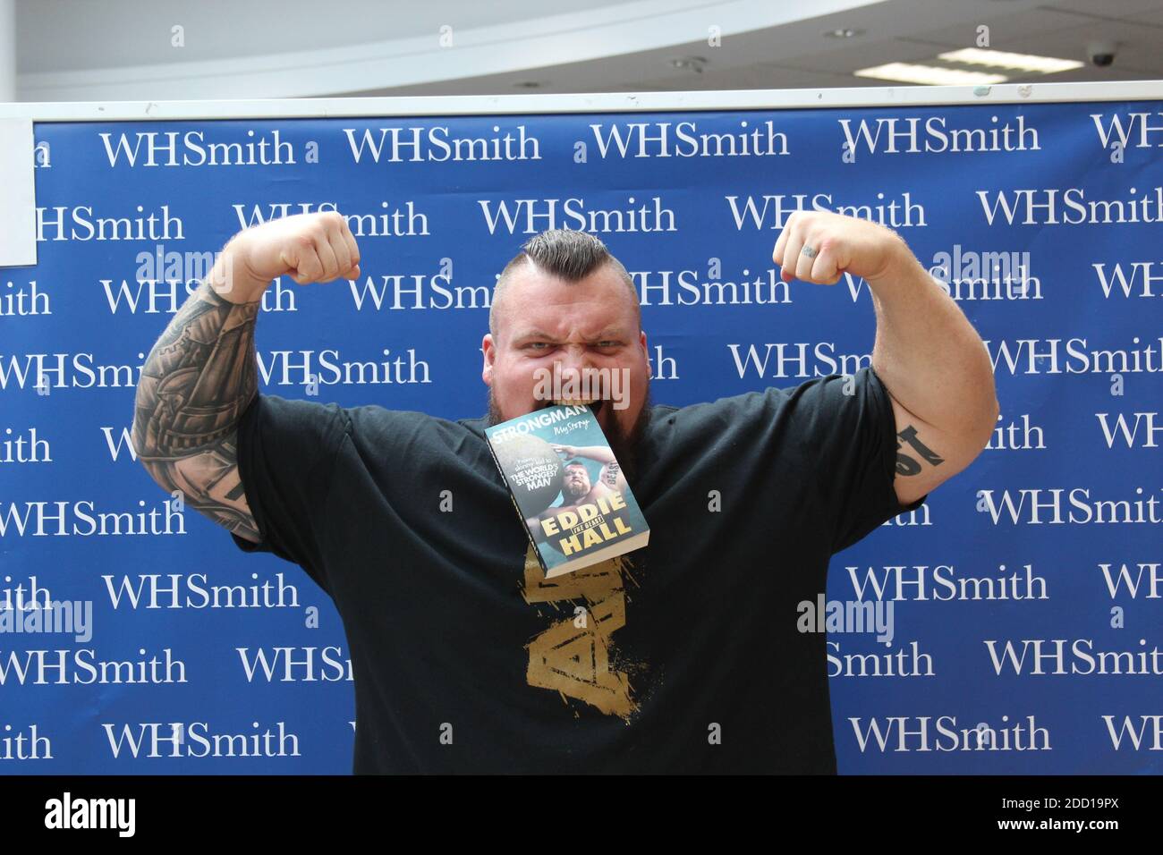 Eddie Hall The strongmen, WH Smith Chester. Signature de son livre Eddie The Beast Hall crédit : Mike Clarke / Alamy stock photos Banque D'Images