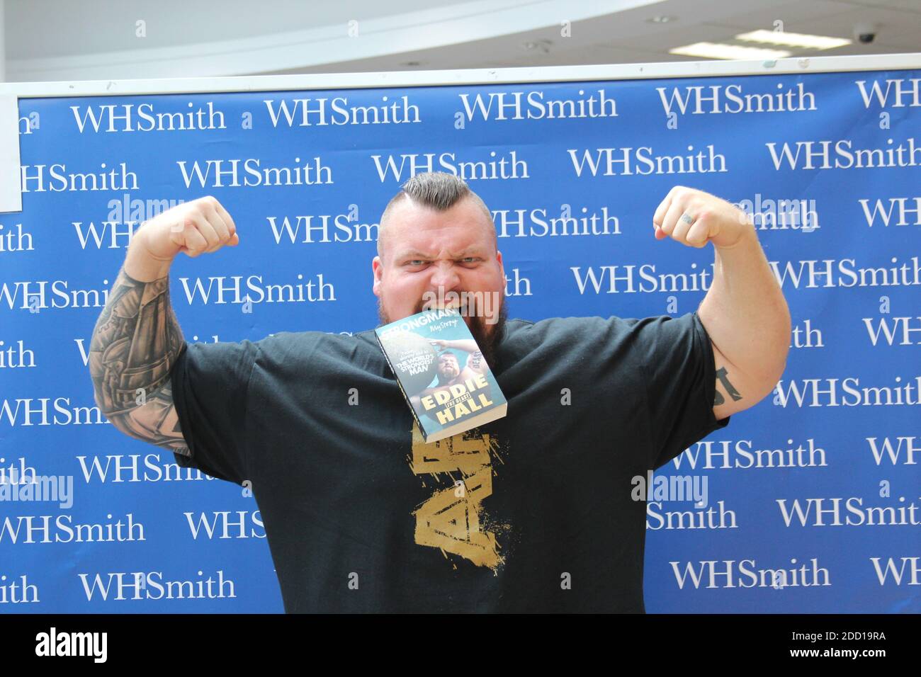 Eddie Hall The strongmen, WH Smith Chester. Signature de son livre Eddie The Beast Hall crédit : Mike Clarke / Alamy stock photos Banque D'Images