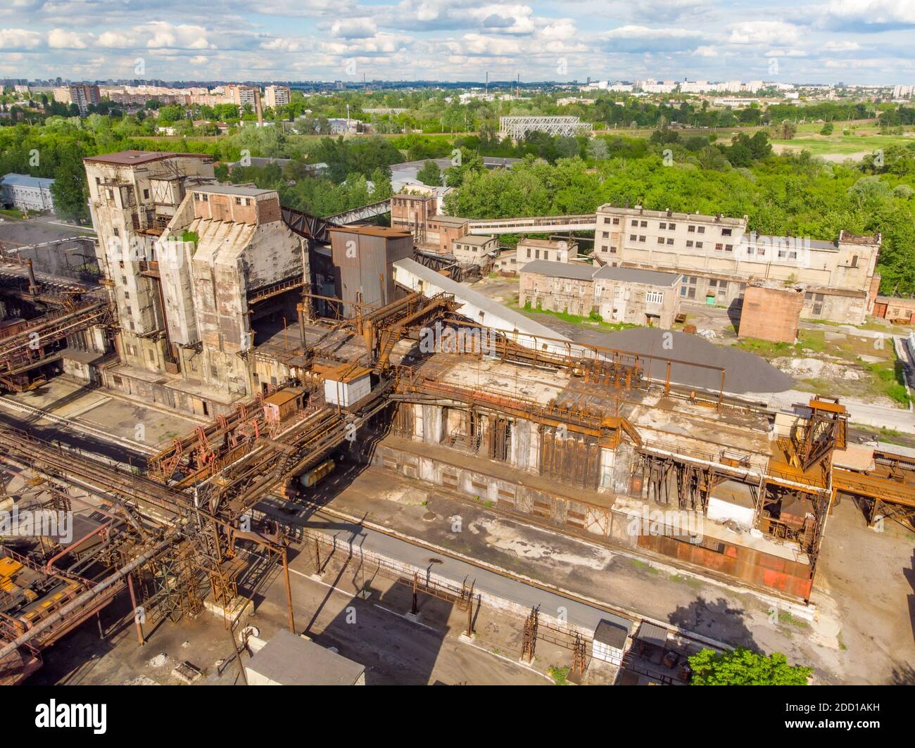 Tir de drone aérien d'une zone industrielle de charbon de coke ancienne avec cheminée de fumée. Concept de pollution de l'air. Banque D'Images
