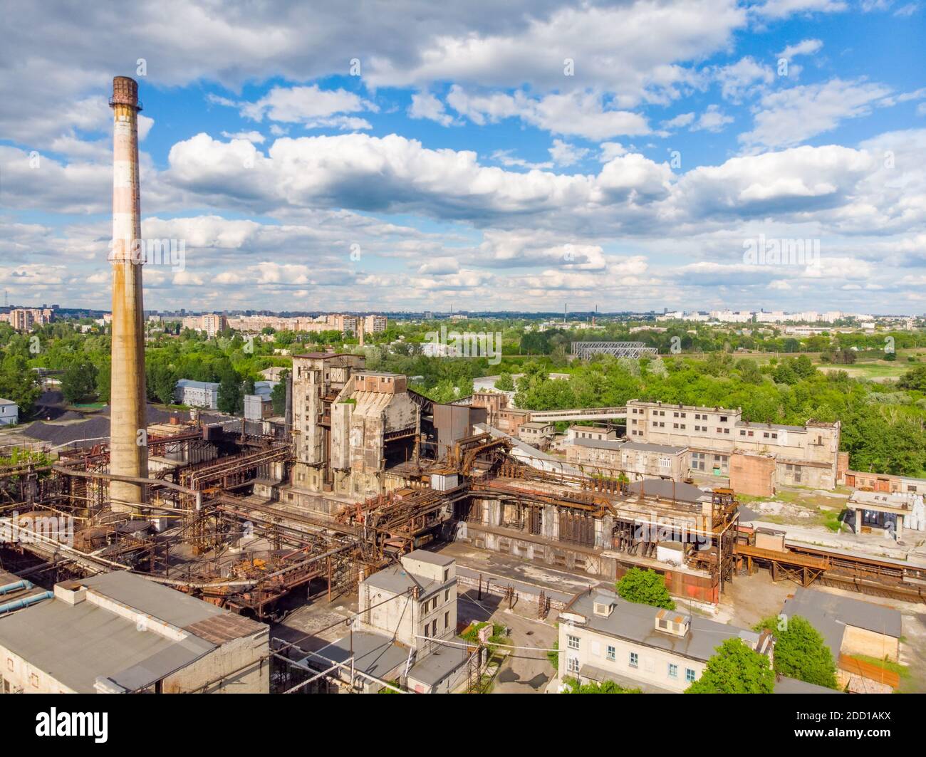 Tir de drone aérien d'une zone industrielle de charbon de coke ancienne avec cheminée de fumée. Concept de pollution de l'air. Banque D'Images
