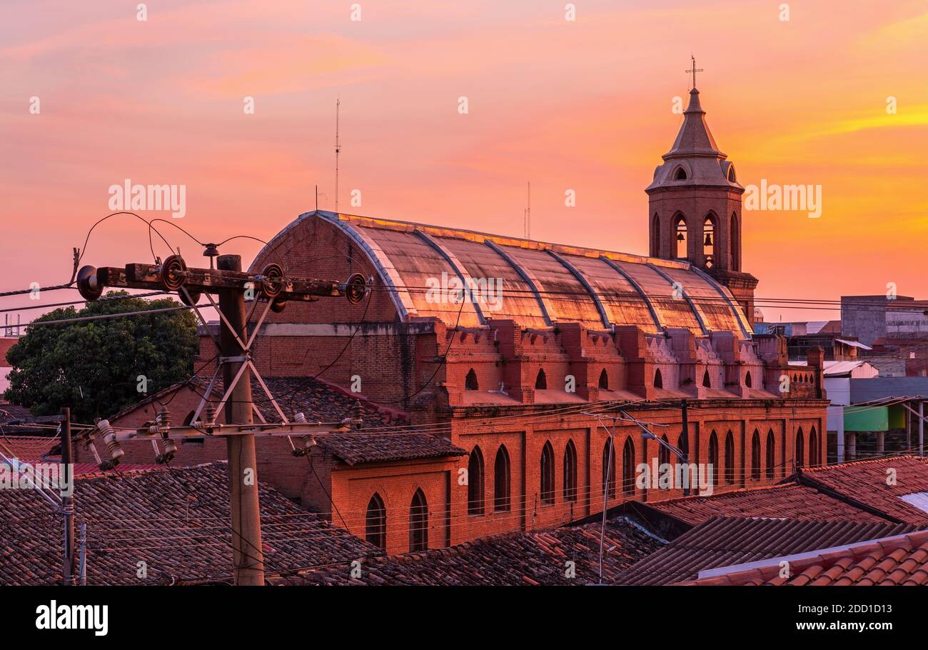 Toit et tour de l'église Merced au lever du soleil, Santa Cruz de la Sierra, Bolivie. Banque D'Images