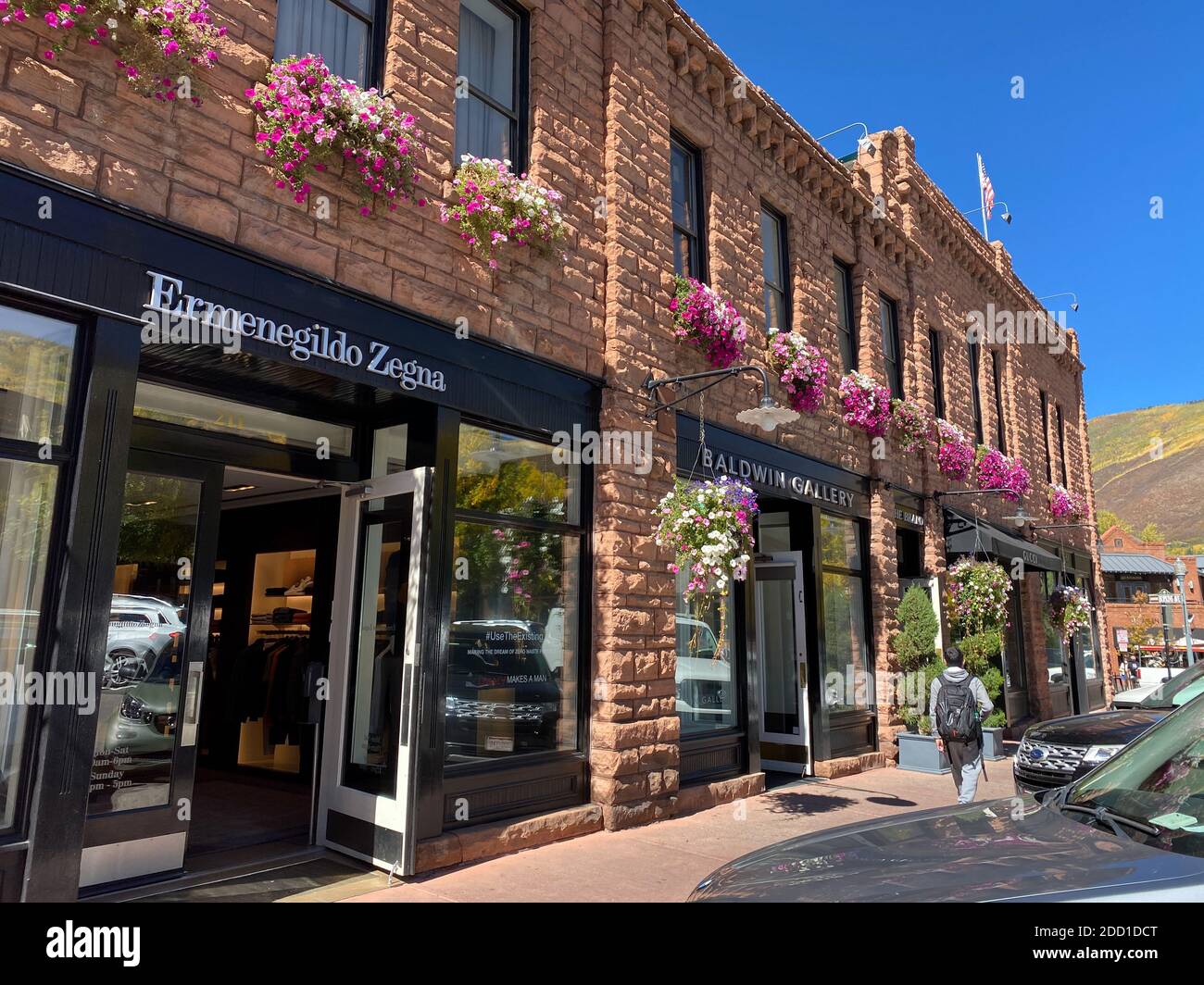 Aspen, CO / USA - 28 septembre 2020 : vue rapprochée du centre-ville d'Aspen avec des voitures et des touristes Banque D'Images