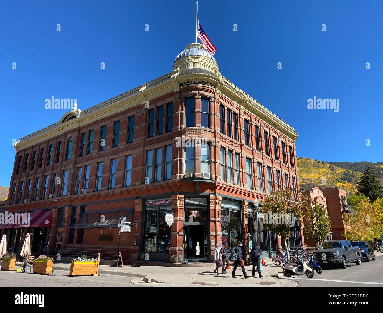 Aspen, CO / USA - 28 septembre 2020: Aspen Elks Lodge avec les gens du coin dans la montagne de couleur d'automne et les arbres en arrière-plan Banque D'Images