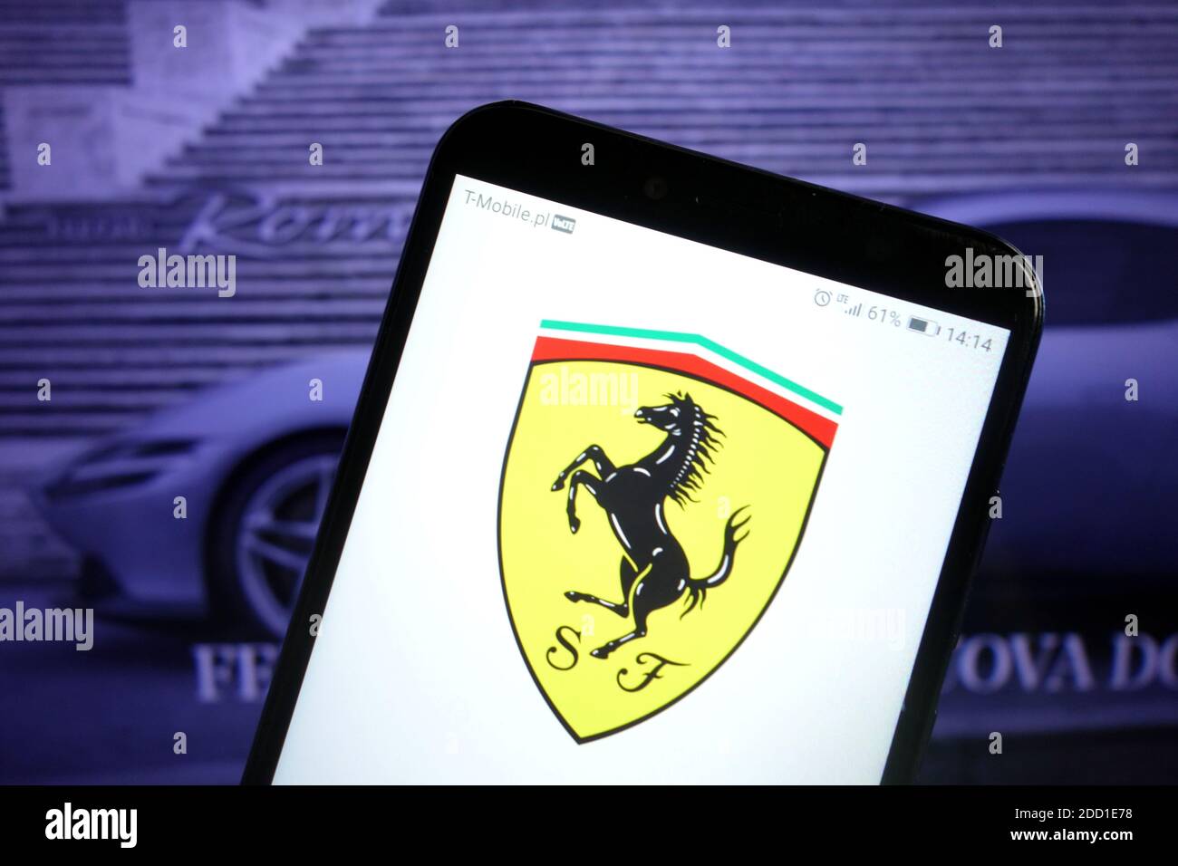 KONSKIE, POLOGNE - 07 décembre 2019 : logo Ferrari affiché sur le téléphone portable Banque D'Images