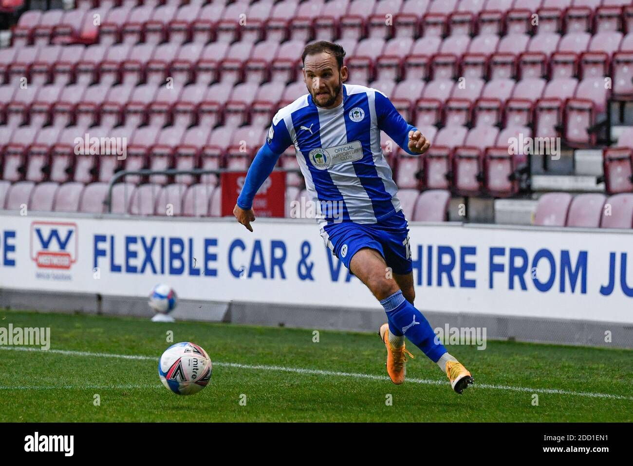 DaN Gardner #15 de Wigan Athletic avec le ballon Banque D'Images