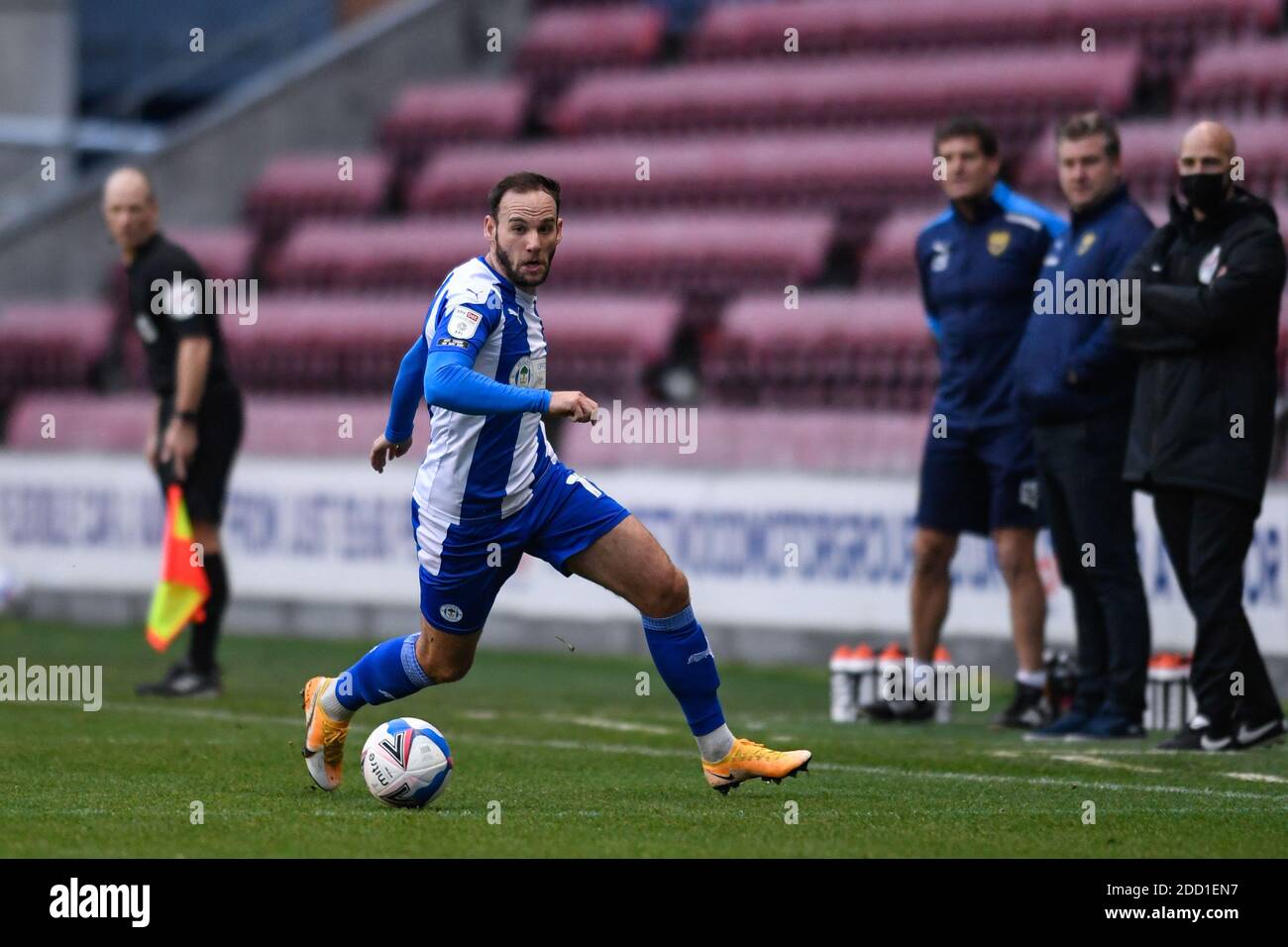 DaN Gardner #15 de Wigan Athletic court avec le ballon Banque D'Images