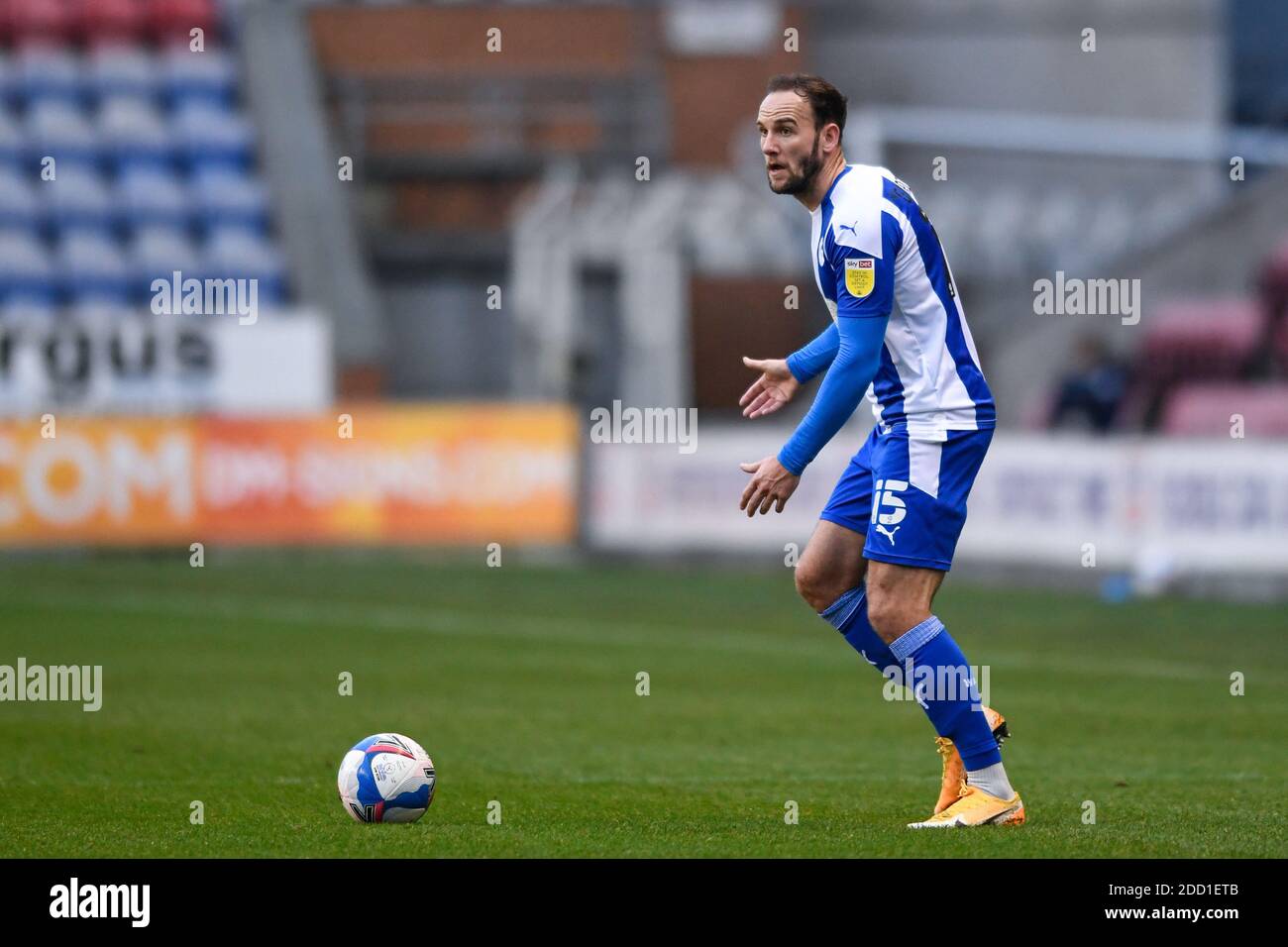DaN Gardner #15 de Wigan Athletic cherche une passe Banque D'Images