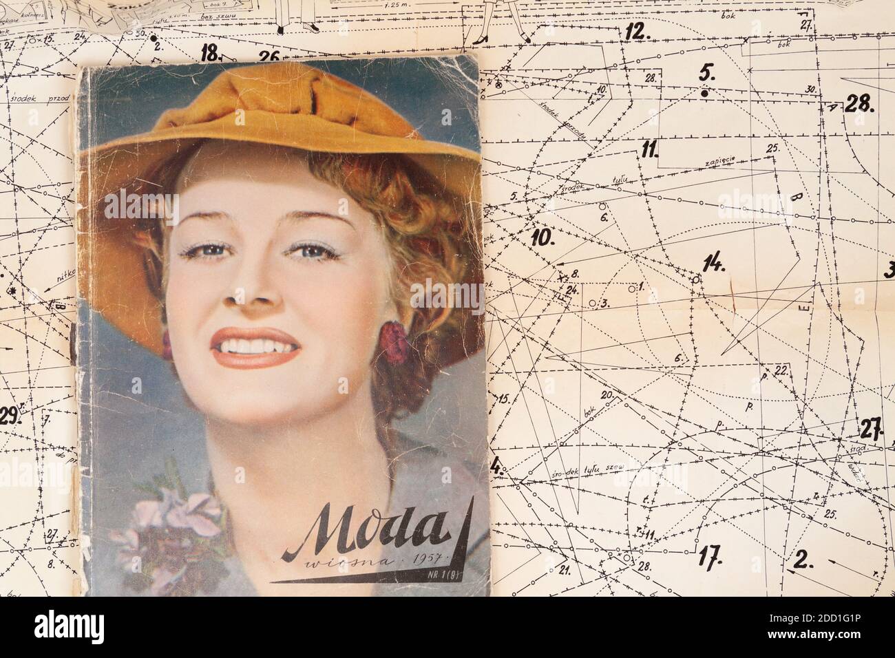 Magazine de mode vintage Moda 1957 avec portrait du modèle contre arrière-plan du motif de papier avec espace de texte Banque D'Images