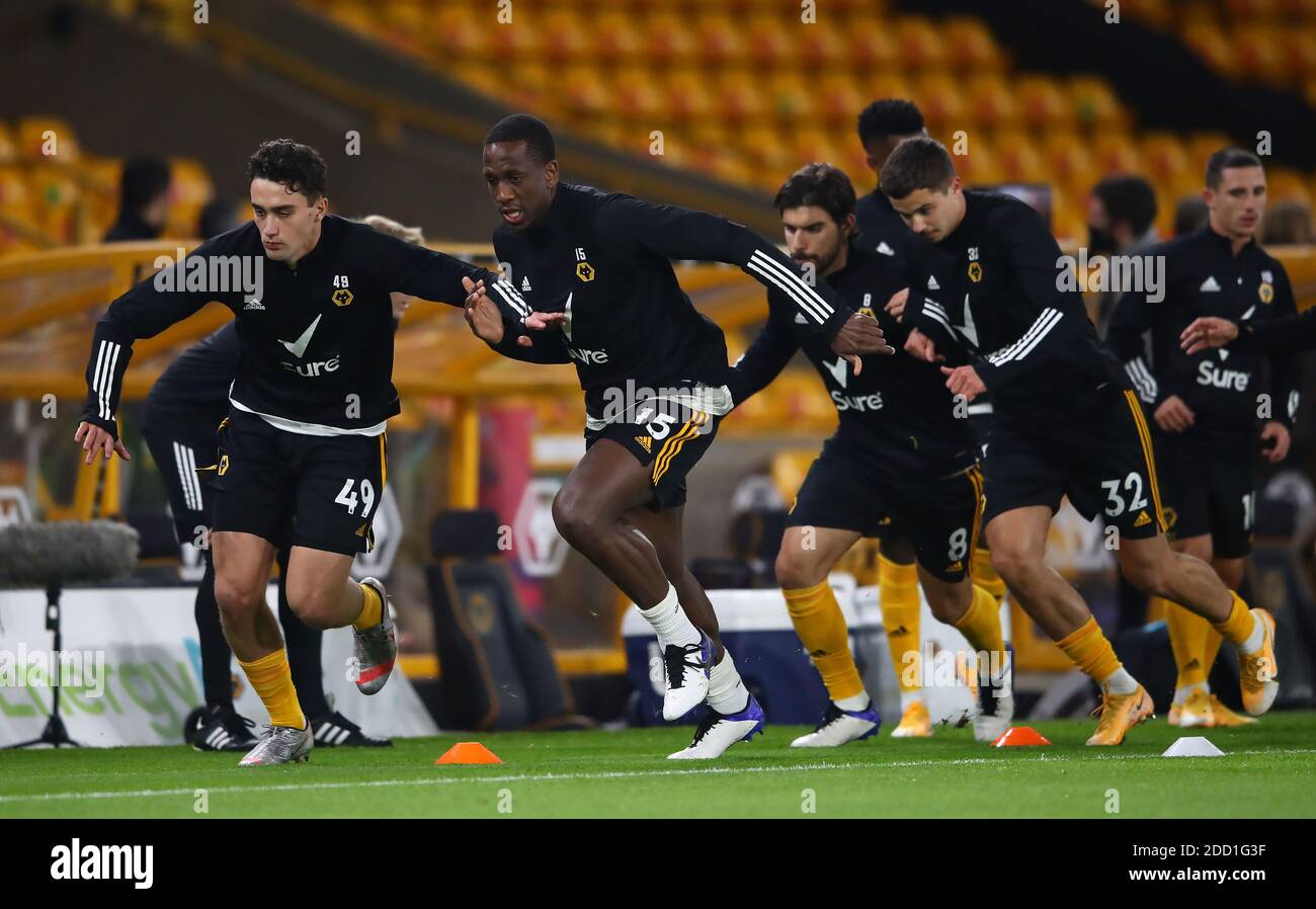 Max Kilman (à gauche) et Willy Boly (au centre) de Wolverhampton Wanderers se réchauffent avant le match de la Premier League à Molineux, Wolverhampton. Banque D'Images