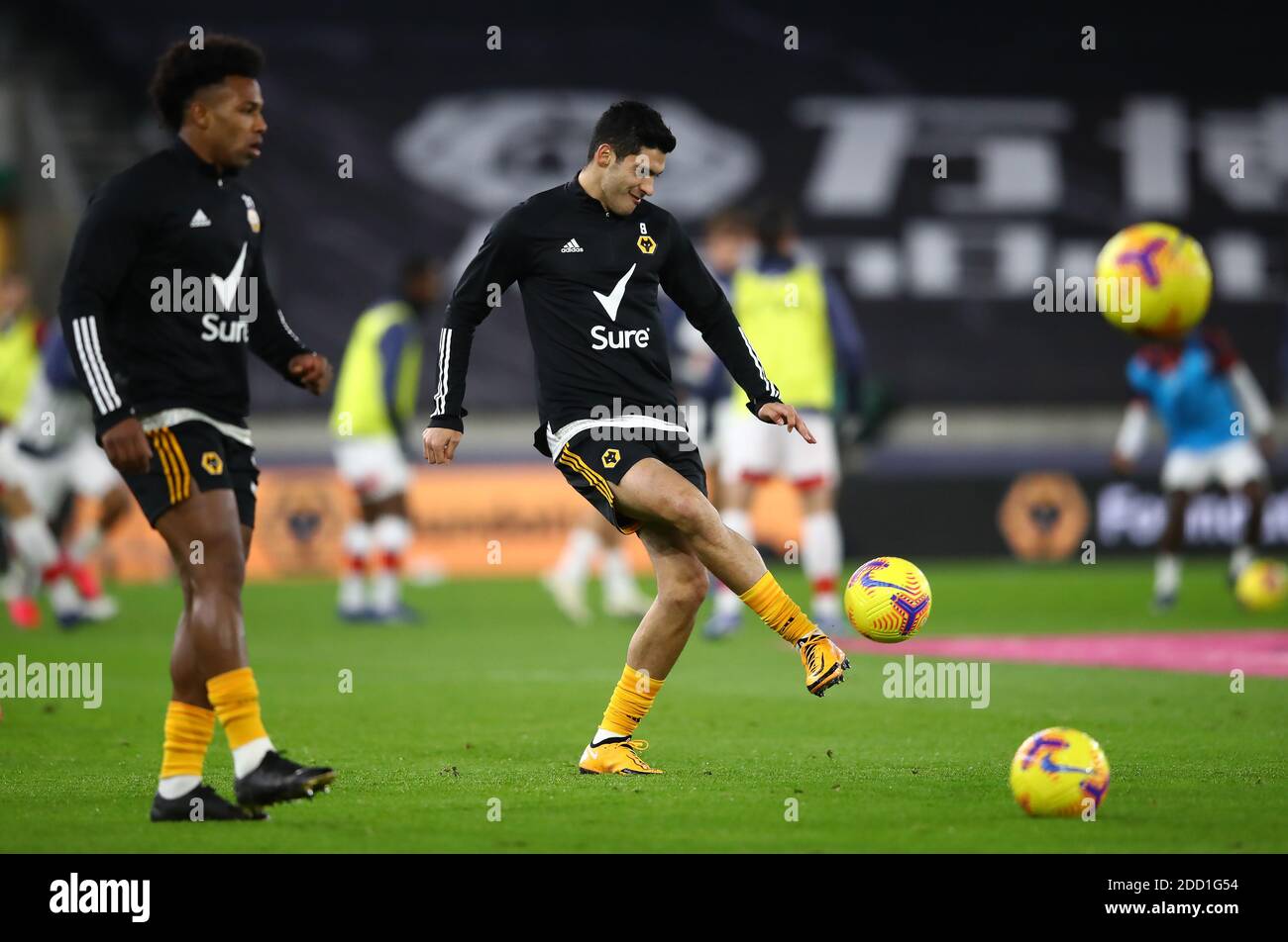Wolverhampton Wandererss' Adama Traore (à gauche) et Raul Jimenez (au centre) se réchauffent avant le match de la première Ligue à Molineux, Wolverhampton. Banque D'Images