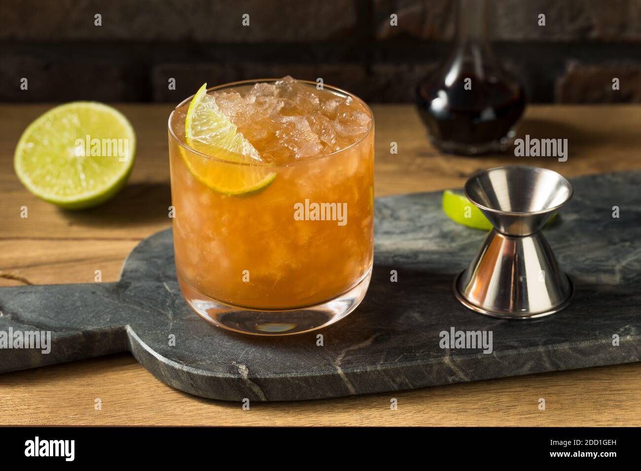 Cocktail de rhum au maïs et à l'huile avec citron vert Banque D'Images