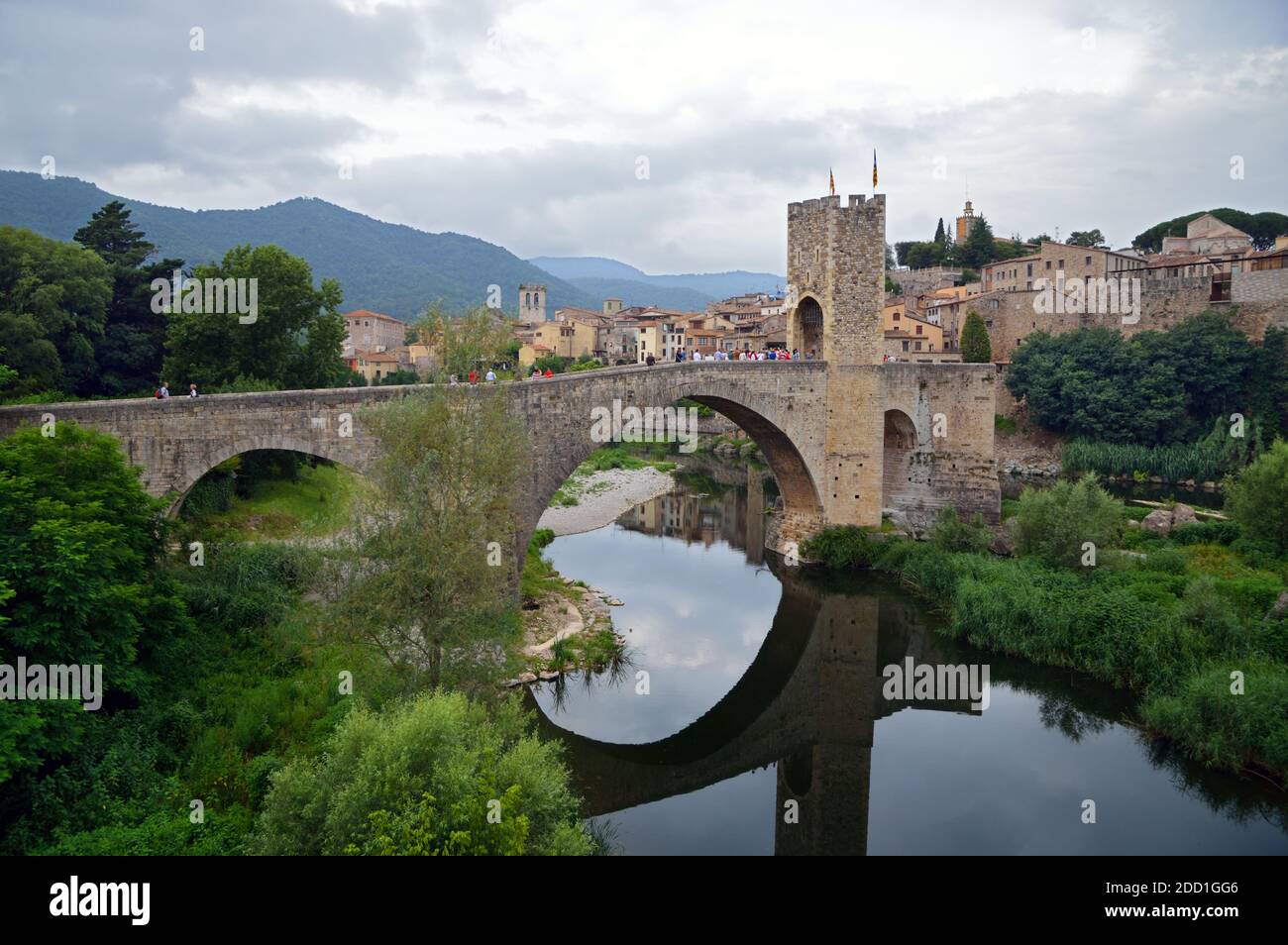 Besalú, une ville de la comarca de Garrotxa, Catalogne, Espagne, est désignée propriété historique nationale. Voici le pont du XIIe siècle. Banque D'Images