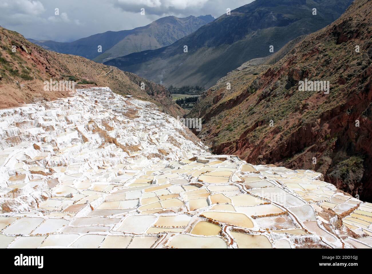 Salinas de Maras les étangs d'évaporation de sel le long des pentes du Qaqawiñay montagne, dans la vallée de l'Urumbamba, région de Cuzco, Pérou Banque D'Images