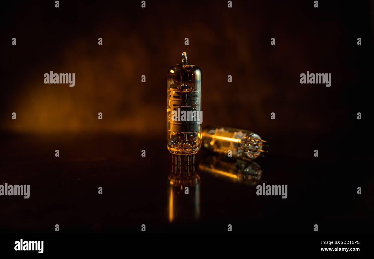 Tube d'amplificateur de guitare isolé de près dans l'espace sombre Banque D'Images