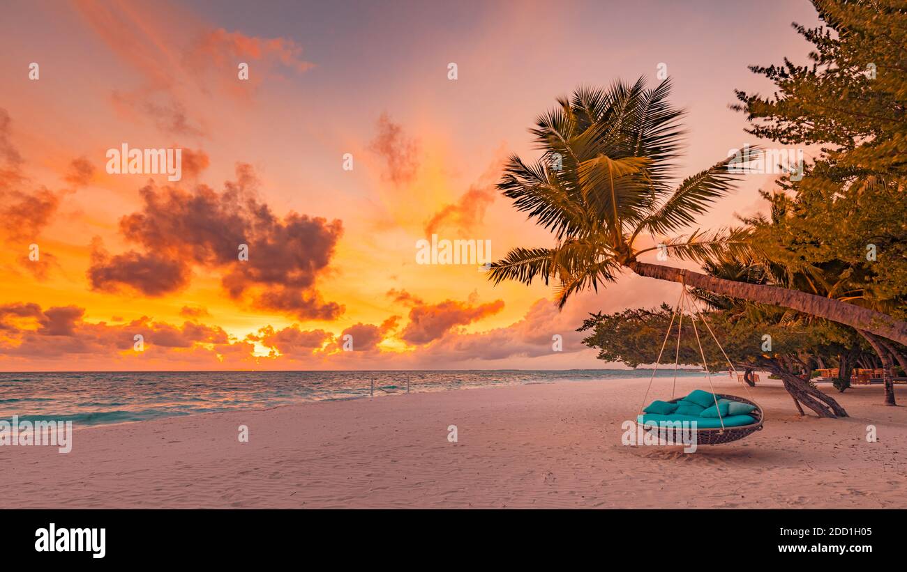 paysage d'été avec balançoire de plage ou hamac et sable blanc et bannière calme de plage de mer. Paradise Island Beach vacances ou destination de vacances d'été Banque D'Images