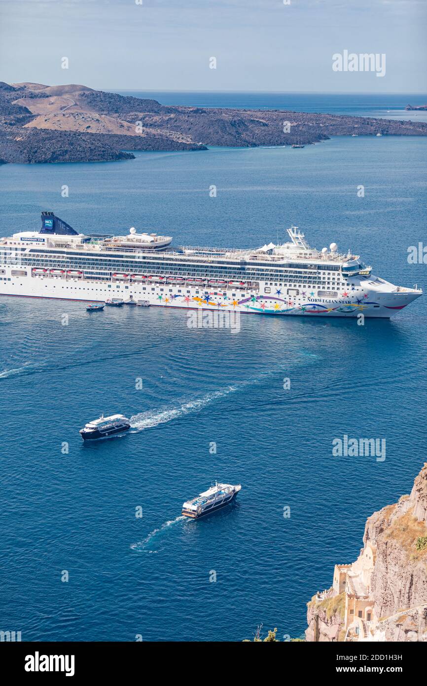 SANTORINI, GRÈCE - 10.17.19: Bateau de croisière Norwegian Jade of Norwegian Cruise Line amarré. Le quatrième plus grand paquebot de croisière de luxe au monde construit en Allemagne Banque D'Images