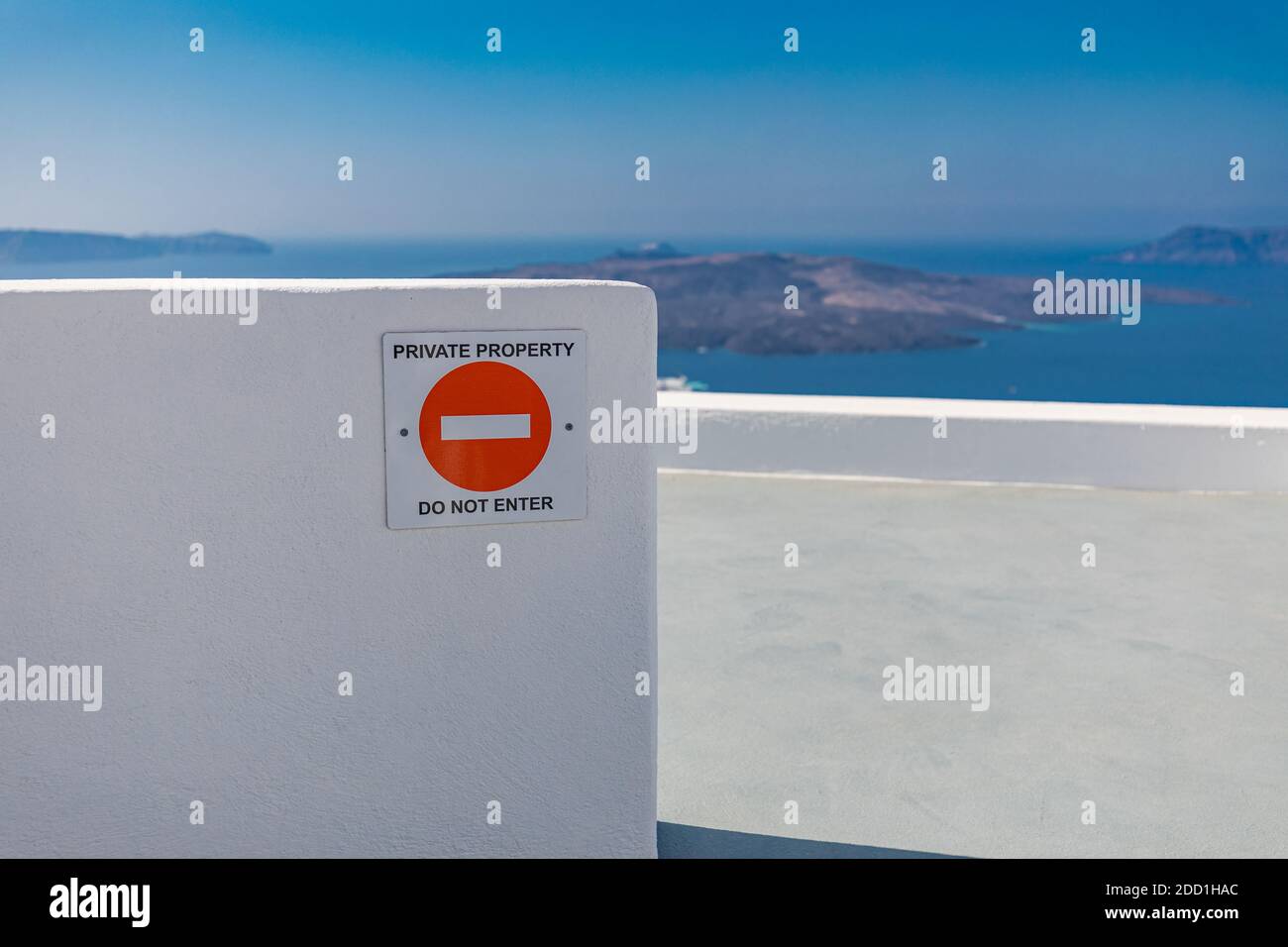 N'entrez pas de signe. Panneau de propriété privée sur mur blanc. Hôtel Resort terrasse privée dans la destination de vacances. Voyage d'été, espace privé Banque D'Images