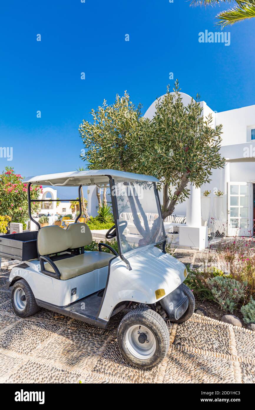 Voiturette de golf dans l'allée du complexe de luxe. Sports et loisirs, vacances d'été, luxe concept de vacances Banque D'Images