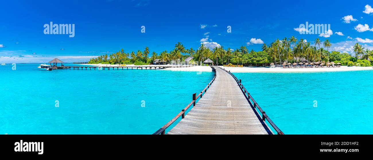 Maldives station balnéaire paysage panoramique. Long quai en bois avec plage de mer incroyable. Paradis tropical, vacances d'été, destination de voyage Banque D'Images
