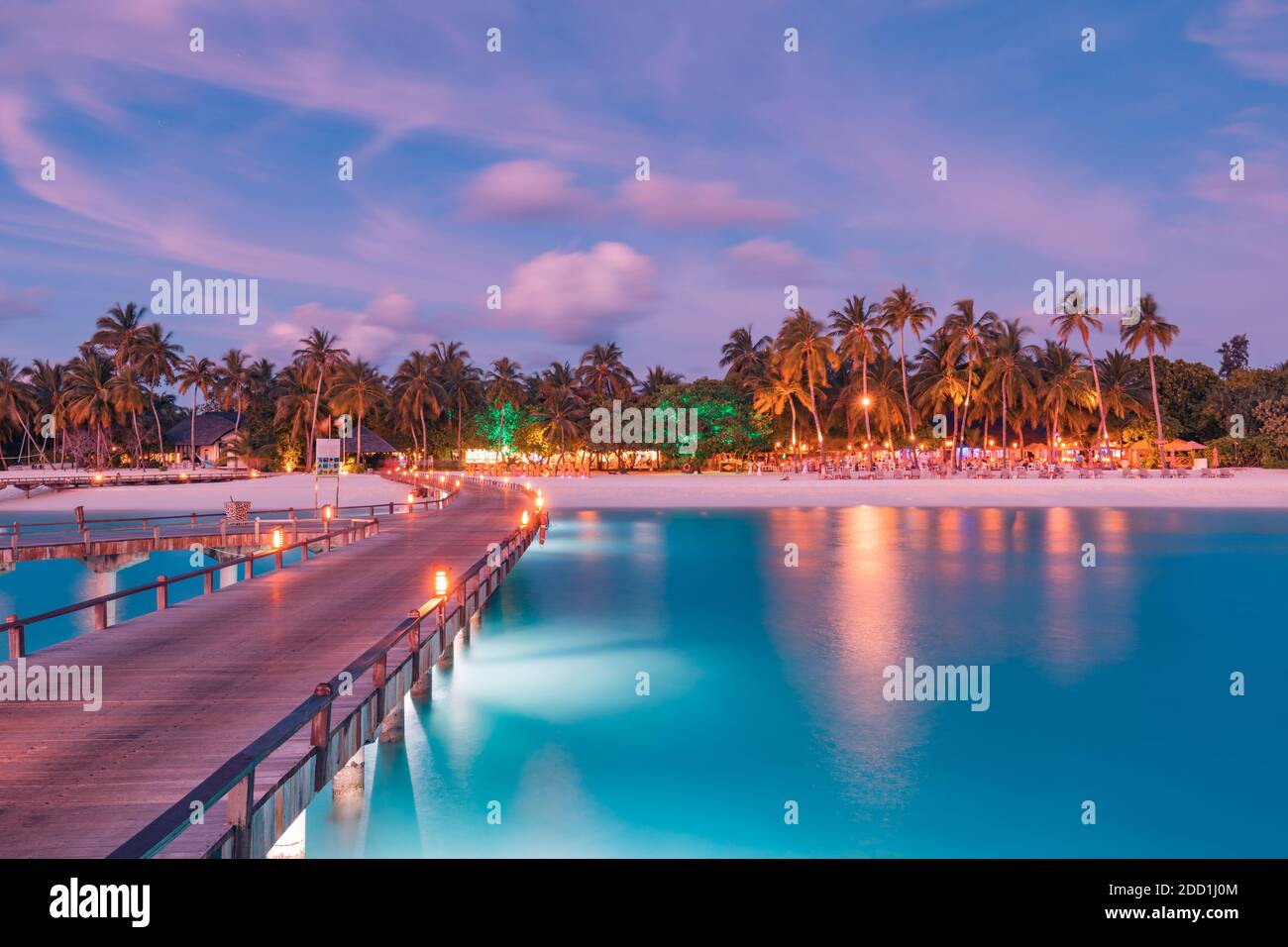 Incroyable coucher de ciel et la réflexion sur une mer calme, plage de luxe Maldives paysage de bungalows sur pilotis. Les paysages exotiques de l'été et de vacances Maison de vacances Banque D'Images