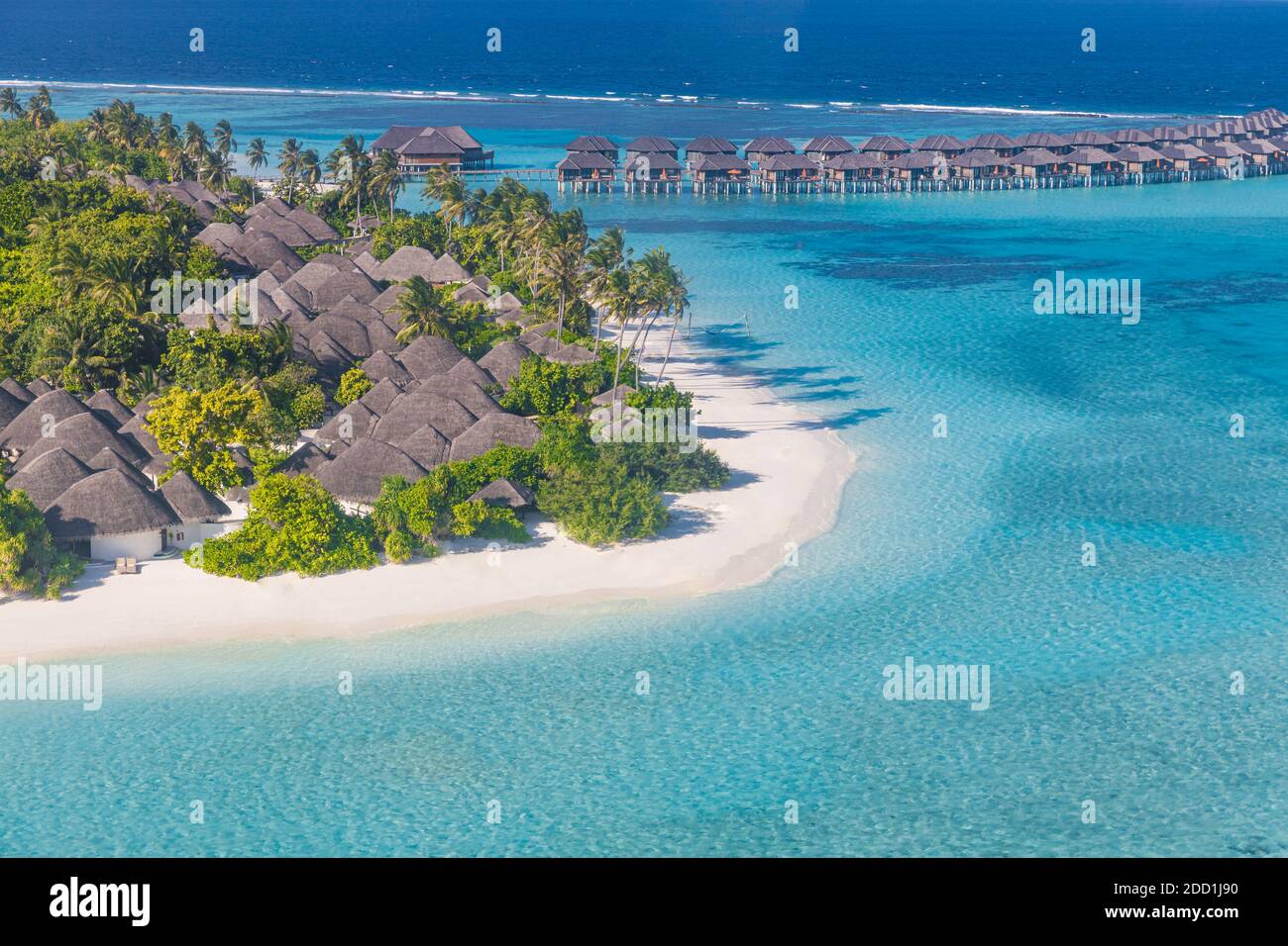 Vue aérienne sur les îles Maldives. Paysage exotique d'été et paysage marin comme fond tropical aérien. Vue incroyable d'en haut, bungalows sur l'eau de luxe, Banque D'Images