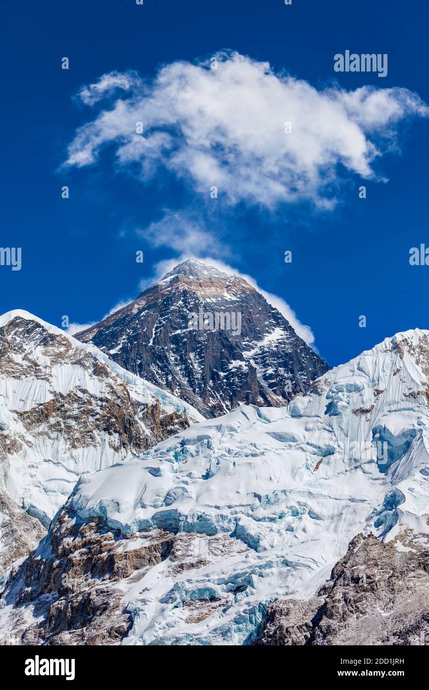 L'Everest fumeur de montagne dans la région de Khumbu ou Everest dans l'Himalaya, au Népal Banque D'Images
