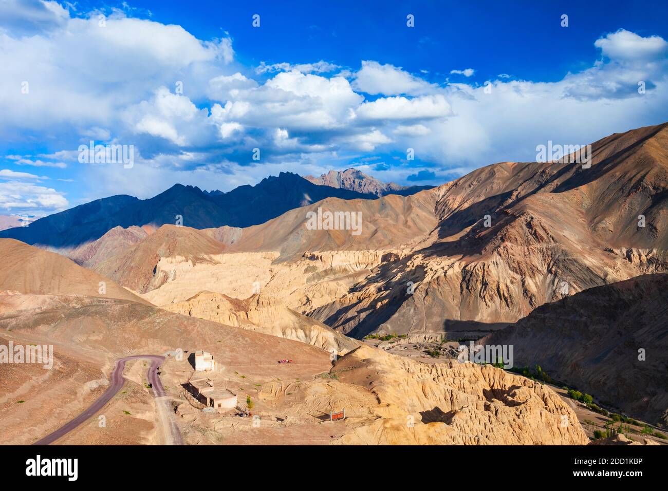 Vallée de la lune ou Moonland près du village de Lamayuru à Ladakh, dans le nord de l'Inde Banque D'Images