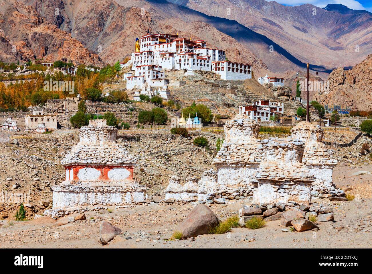 Stupas blancs près du monastère du Likir ou Gompa dans le village du Likir près de Leh, dans le Ladakh, au nord de l'Inde Banque D'Images