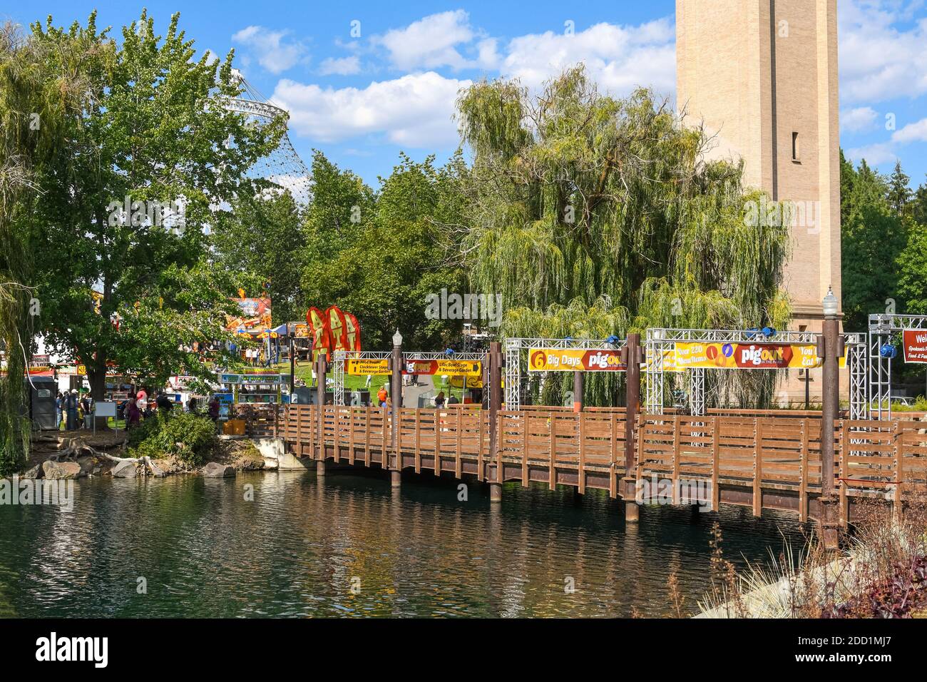 Les touristes et les Washingtoniens locaux apprécient le festival annuel Pig Out in the Park près de la tour de l'horloge et du pont de Spokane River. Banque D'Images