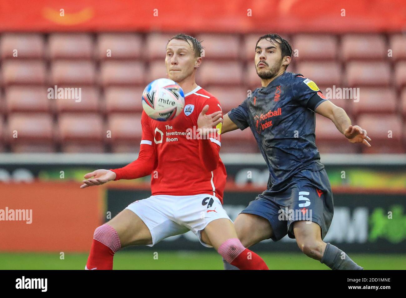 Cauley Woodrow #9 de Barnsley contrôle le ballon comme Yuri Ribeiro #5 de Nottingham Forest pressions Banque D'Images