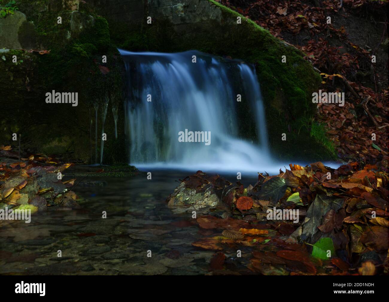 Une petite cascade à l'automne à jena allemagne europe Banque D'Images